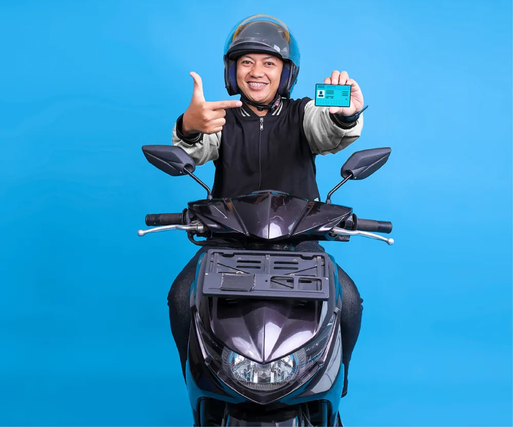 Cliente feliz con su moto nueva financiada por Global Go - Compra tu moto a crédito en Perú